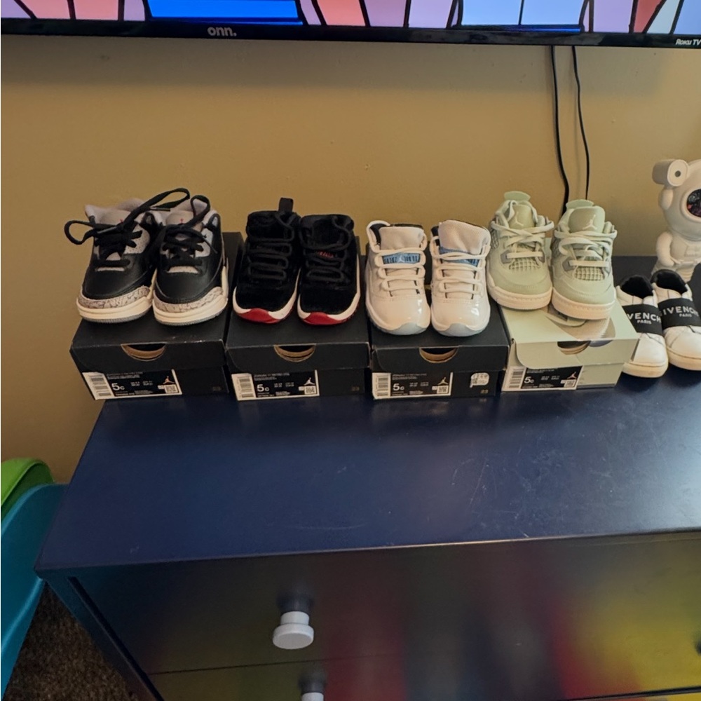❗️SOLD❗️Kids Black and White Sneakers